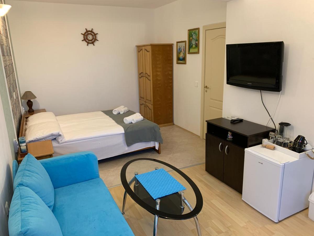 Sunray Guest House, Private Rooms & Apartment With Lovely Sea View Varna Exteriör bild