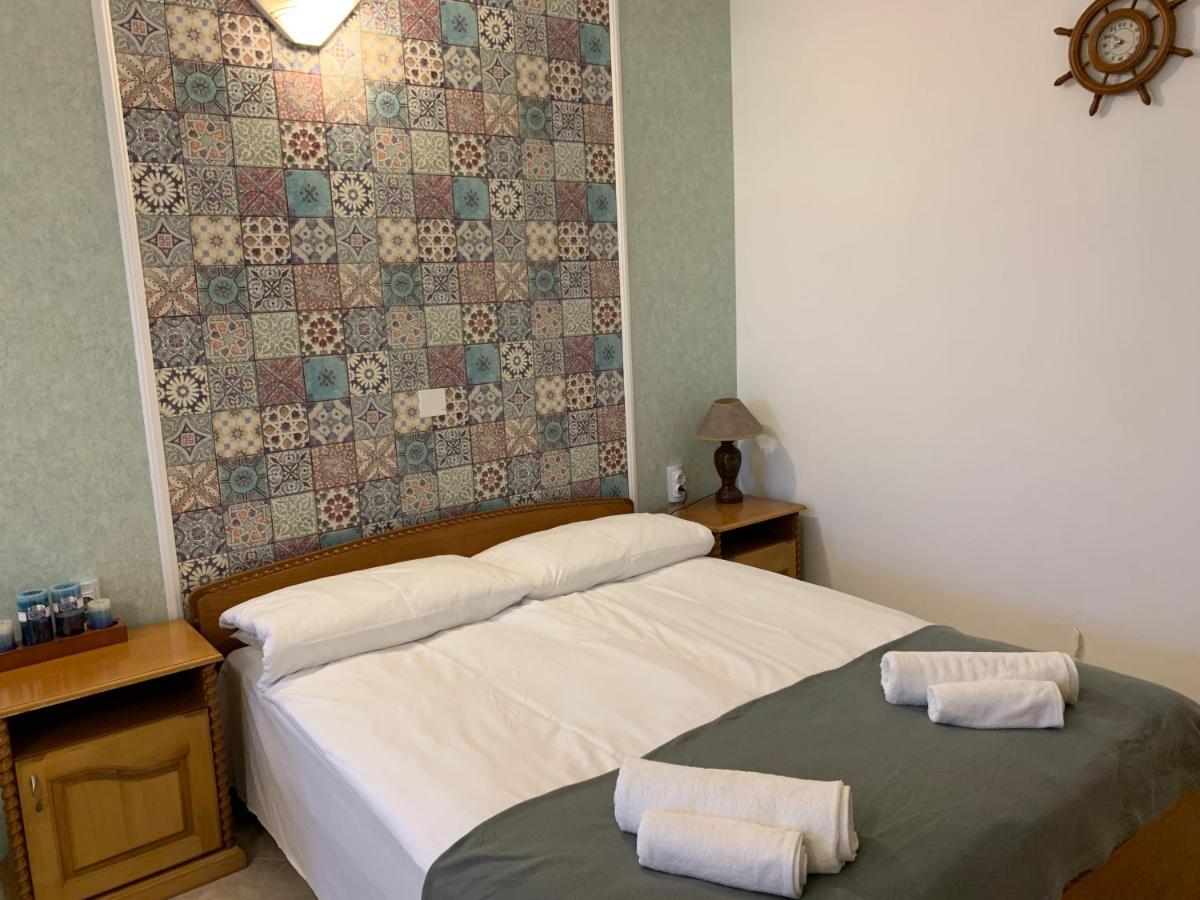 Sunray Guest House, Private Rooms & Apartment With Lovely Sea View Varna Exteriör bild