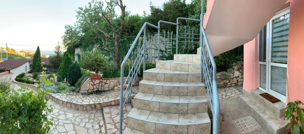 Sunray Guest House, Private Rooms & Apartment With Lovely Sea View Varna Exteriör bild