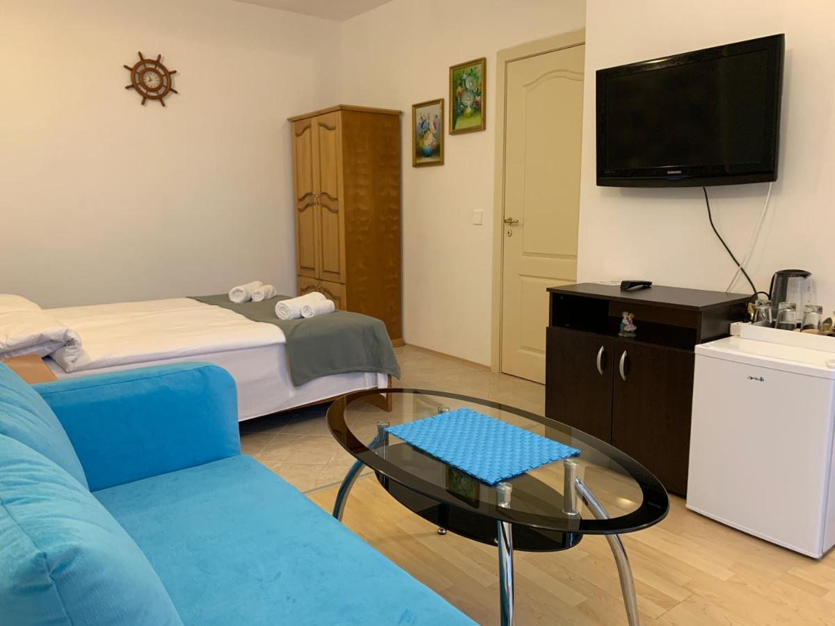 Sunray Guest House, Private Rooms & Apartment With Lovely Sea View Varna Exteriör bild