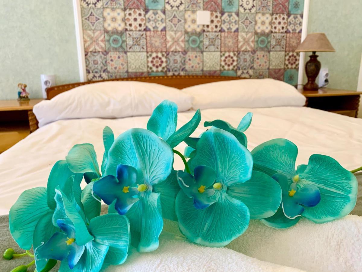 Sunray Guest House, Private Rooms & Apartment With Lovely Sea View Varna Exteriör bild