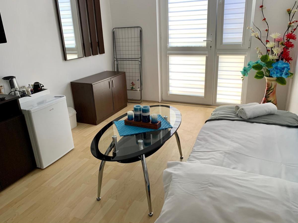 Sunray Guest House, Private Rooms & Apartment With Lovely Sea View Varna Exteriör bild