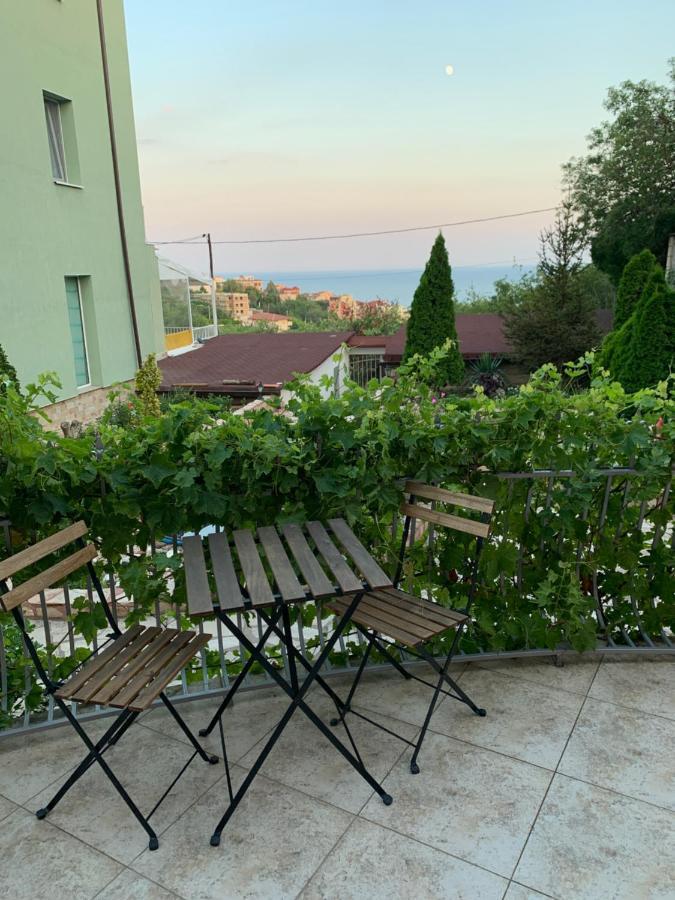 Sunray Guest House, Private Rooms & Apartment With Lovely Sea View Varna Exteriör bild