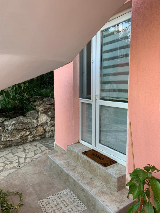 Sunray Guest House, Private Rooms & Apartment With Lovely Sea View Varna Exteriör bild
