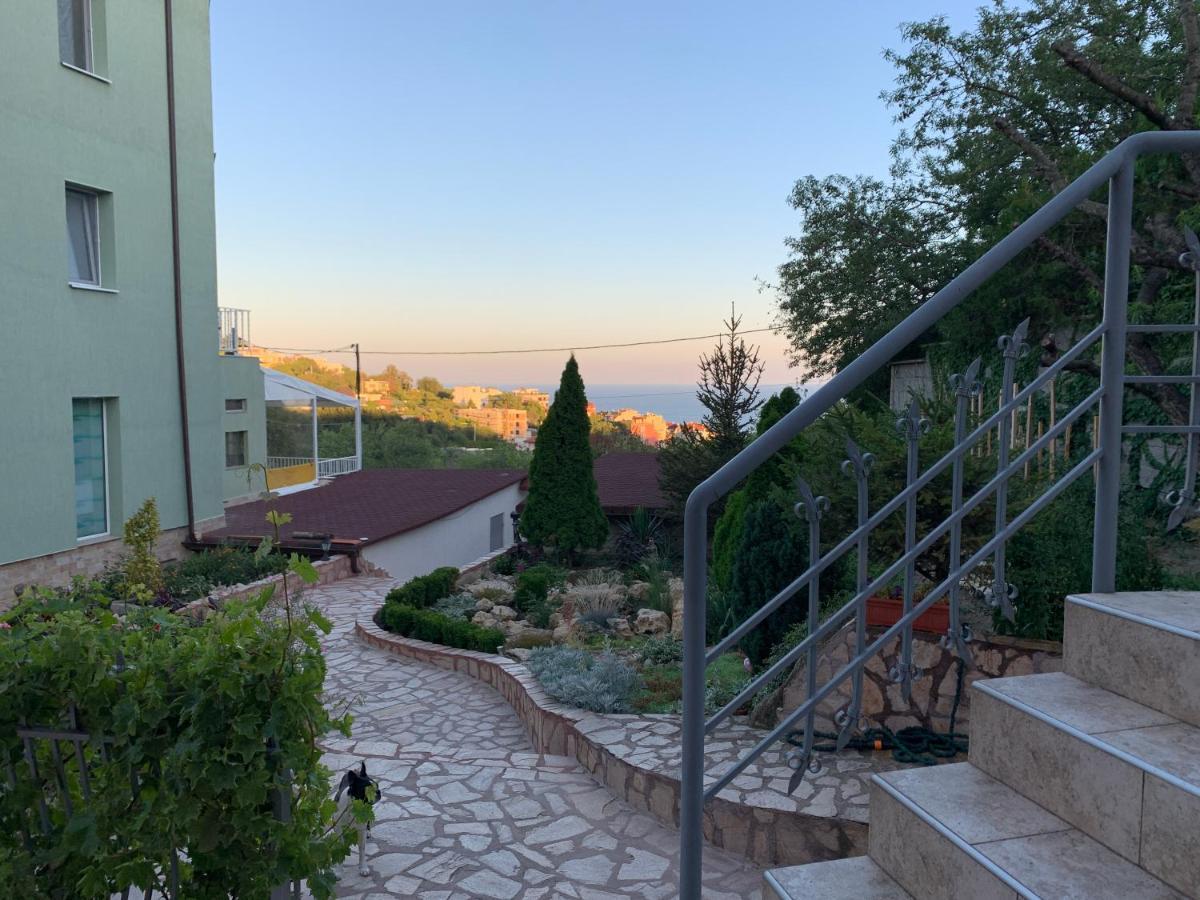 Sunray Guest House, Private Rooms & Apartment With Lovely Sea View Varna Exteriör bild