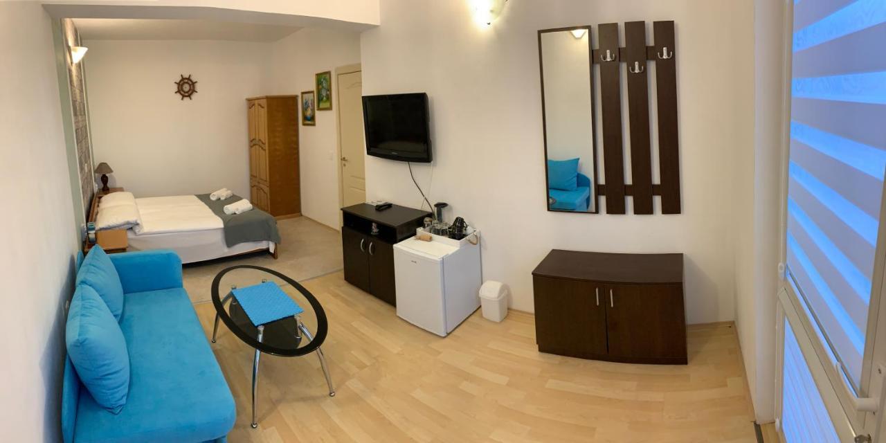 Sunray Guest House, Private Rooms & Apartment With Lovely Sea View Varna Exteriör bild