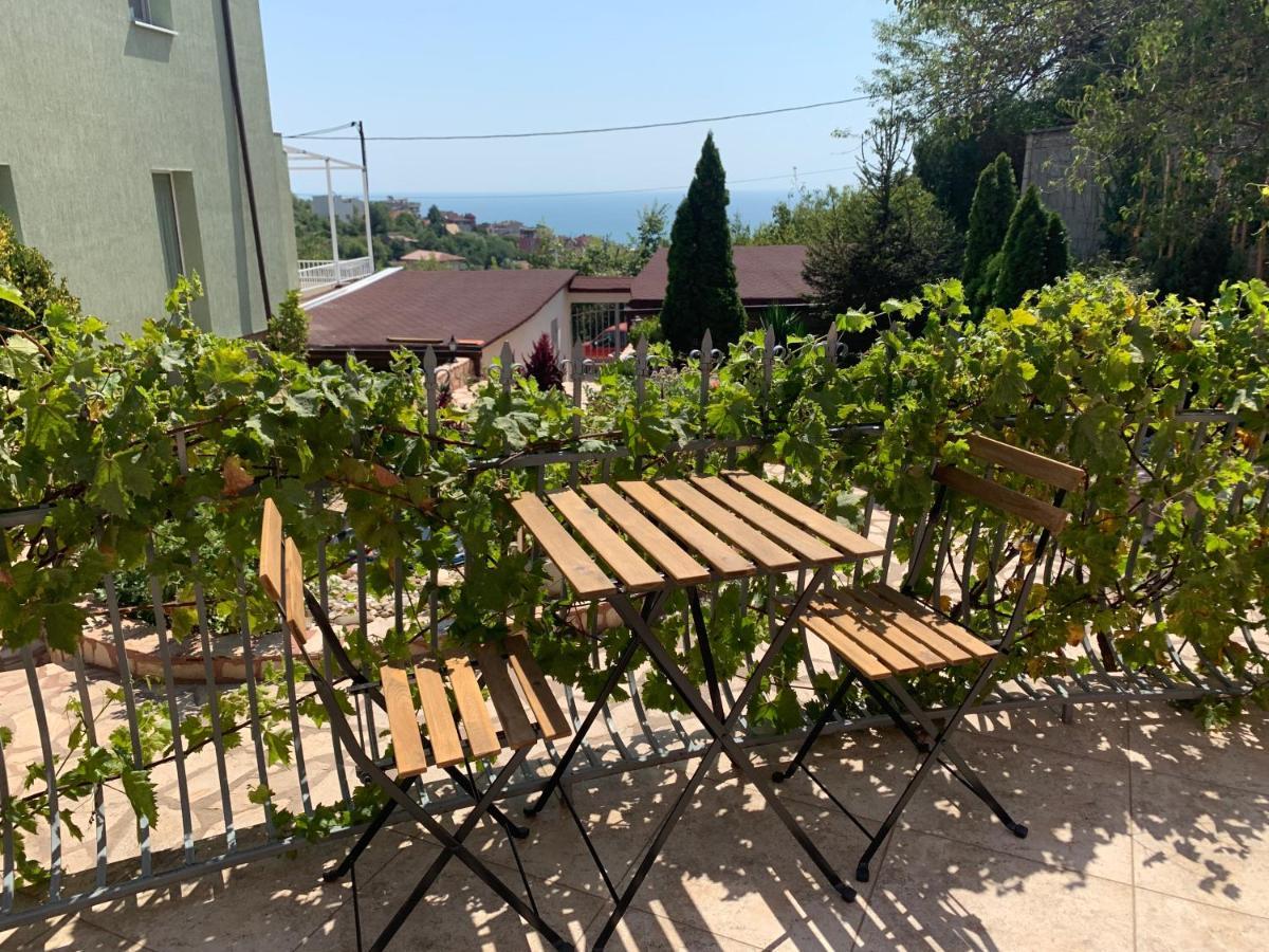 Sunray Guest House, Private Rooms & Apartment With Lovely Sea View Varna Exteriör bild