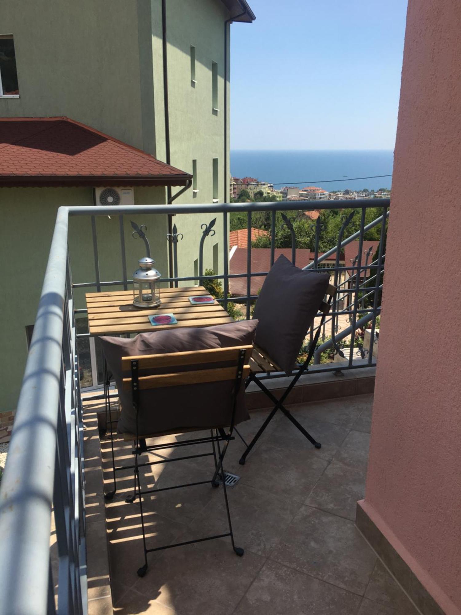 Sunray Guest House, Private Rooms & Apartment With Lovely Sea View Varna Exteriör bild