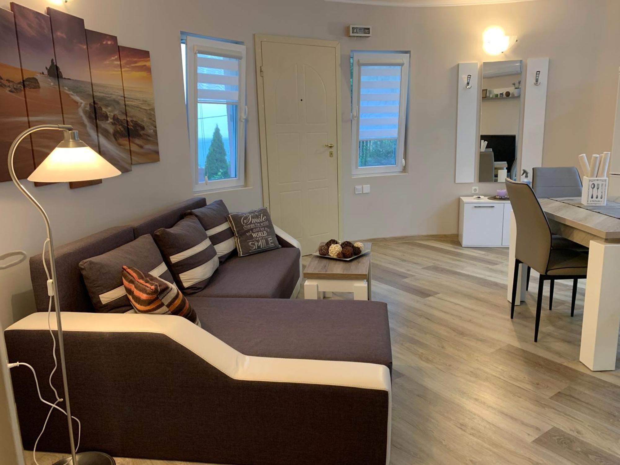 Sunray Guest House, Private Rooms & Apartment With Lovely Sea View Varna Exteriör bild