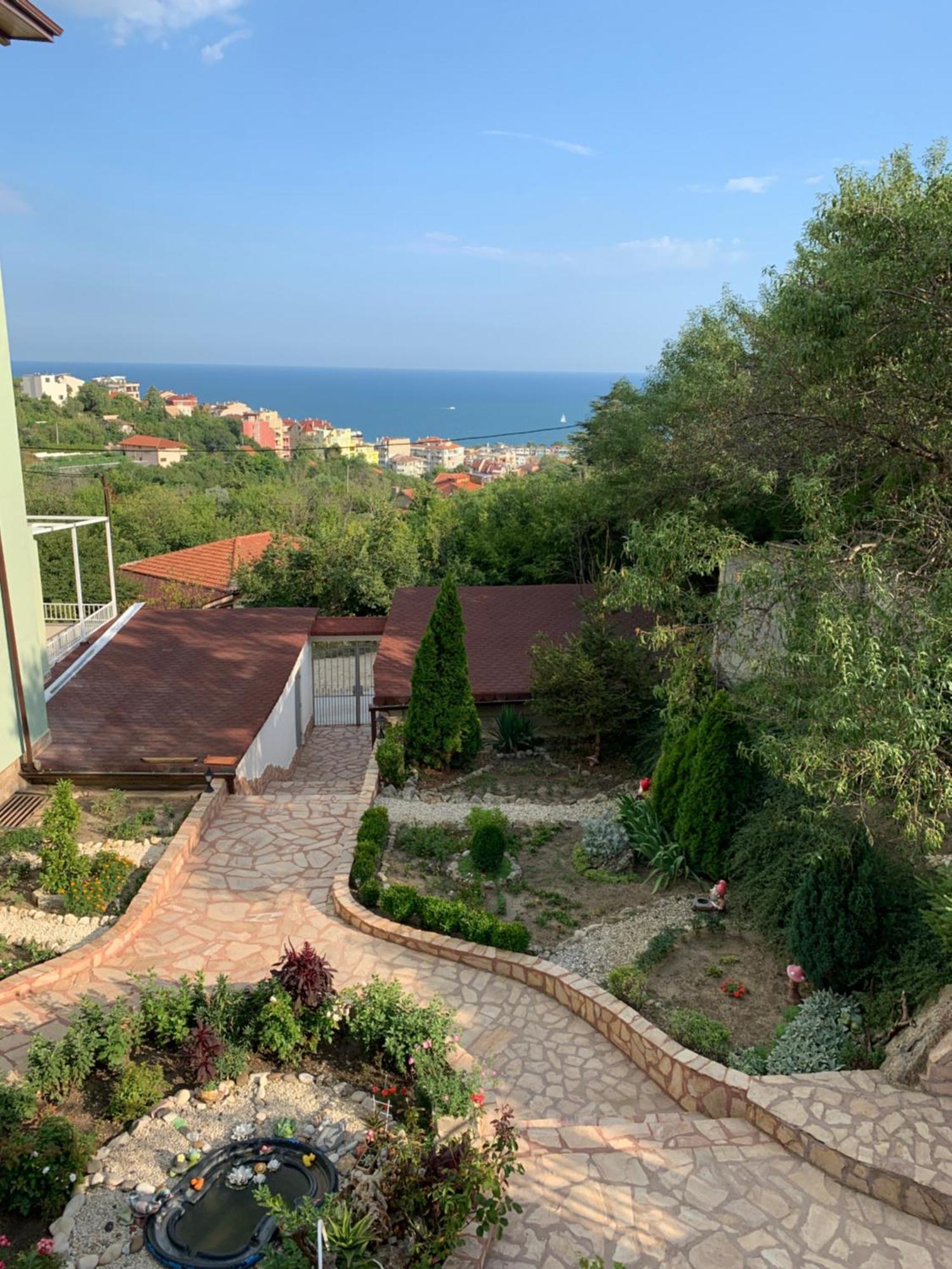 Sunray Guest House, Private Rooms & Apartment With Lovely Sea View Varna Exteriör bild