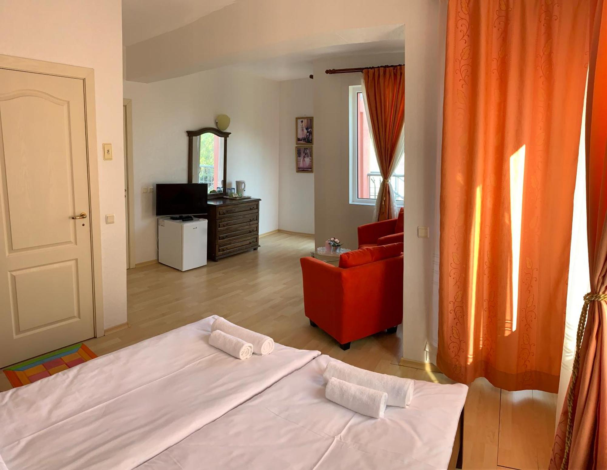 Sunray Guest House, Private Rooms & Apartment With Lovely Sea View Varna Exteriör bild