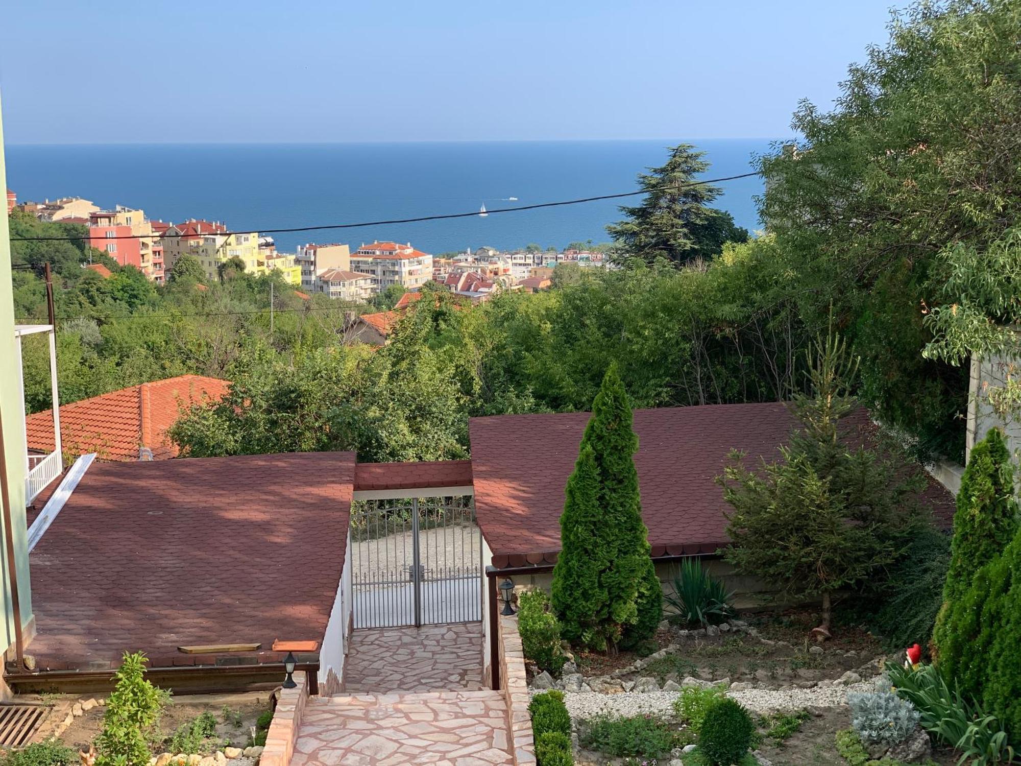 Sunray Guest House, Private Rooms & Apartment With Lovely Sea View Varna Exteriör bild