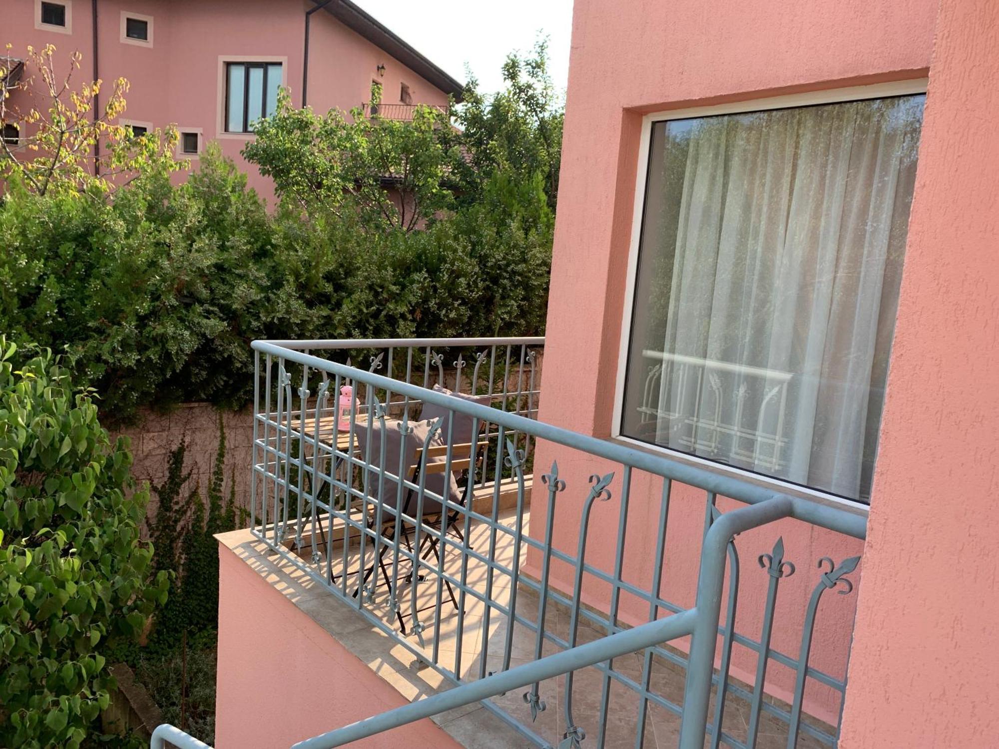 Sunray Guest House, Private Rooms & Apartment With Lovely Sea View Varna Exteriör bild