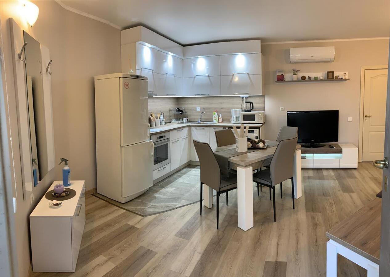 Sunray Guest House, Private Rooms & Apartment With Lovely Sea View Varna Exteriör bild