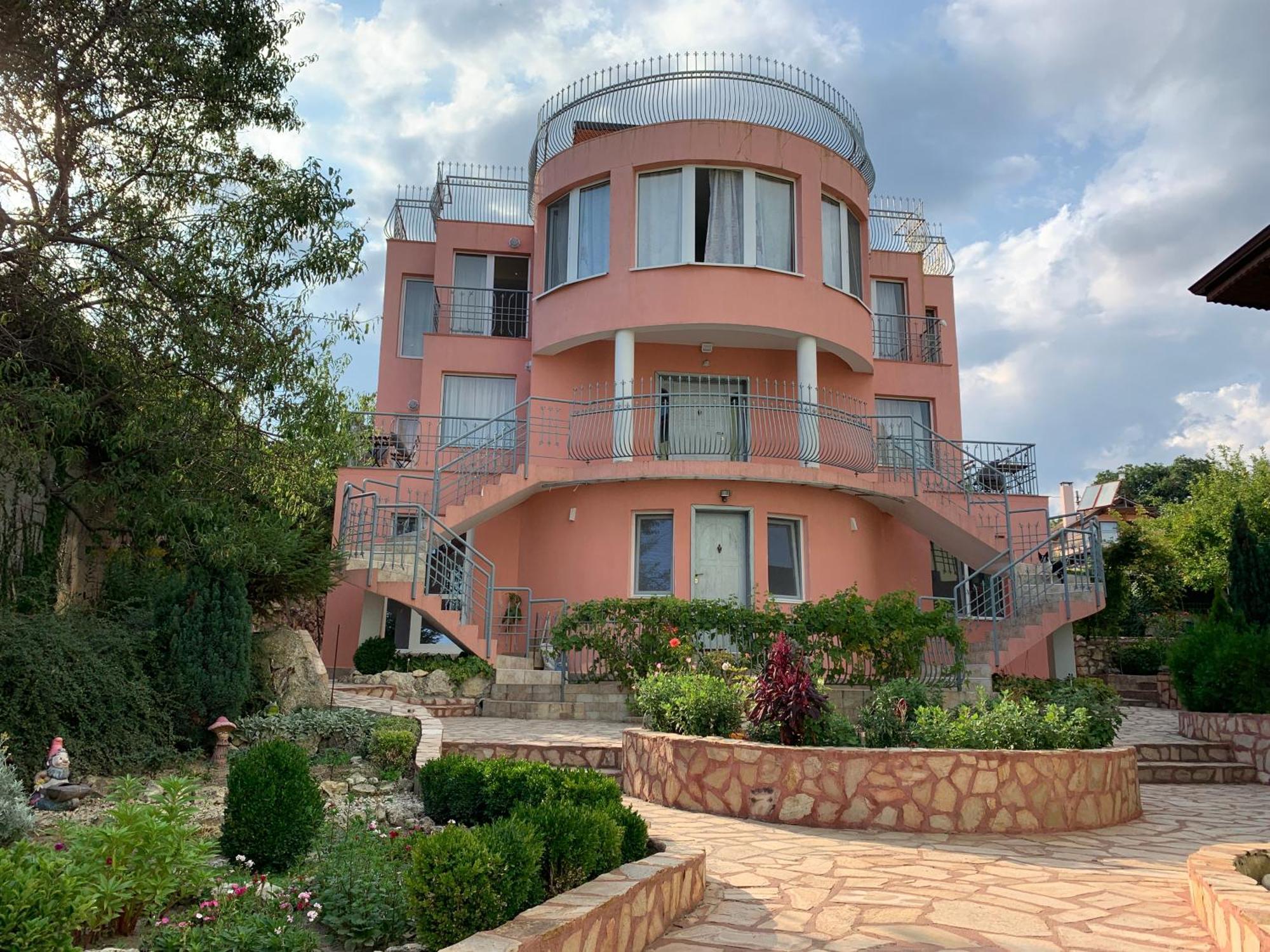 Sunray Guest House, Private Rooms & Apartment With Lovely Sea View Varna Exteriör bild