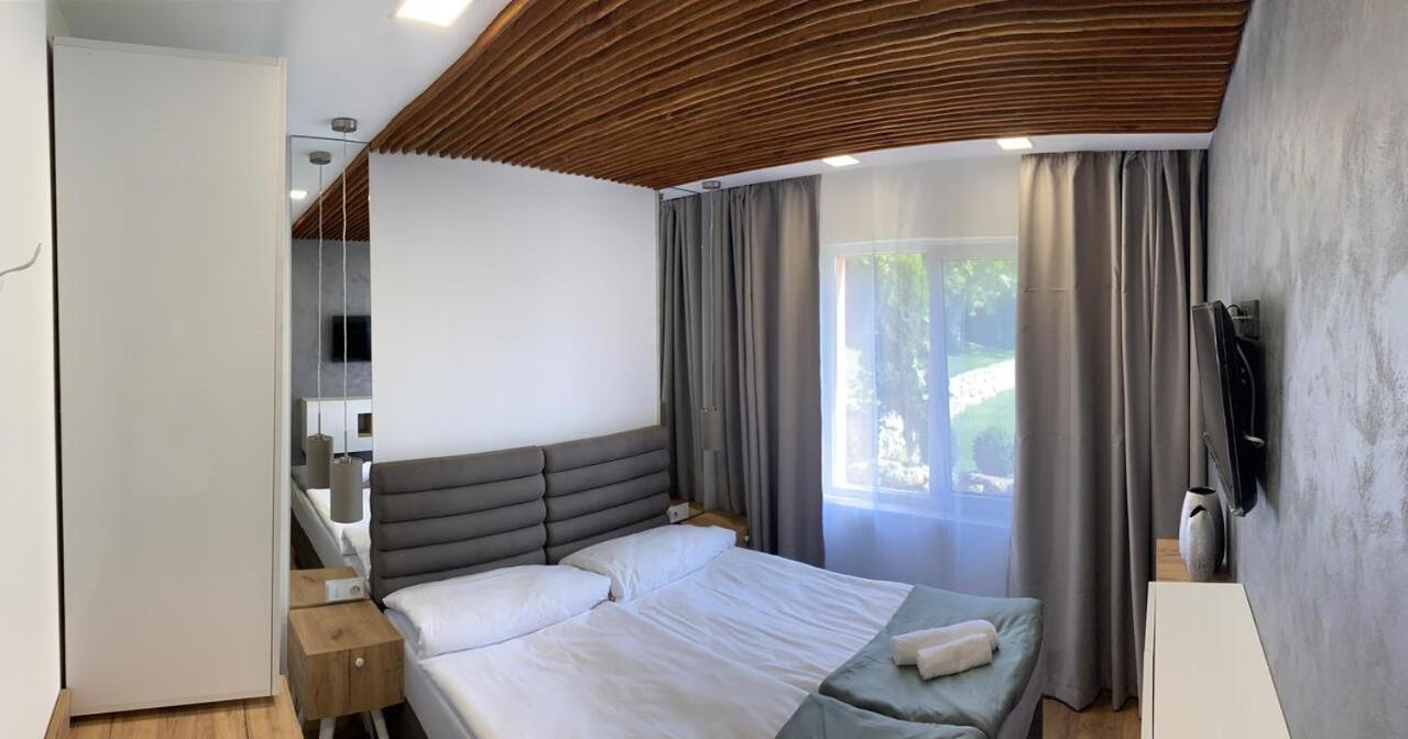 Sunray Guest House, Private Rooms & Apartment With Lovely Sea View Varna Exteriör bild