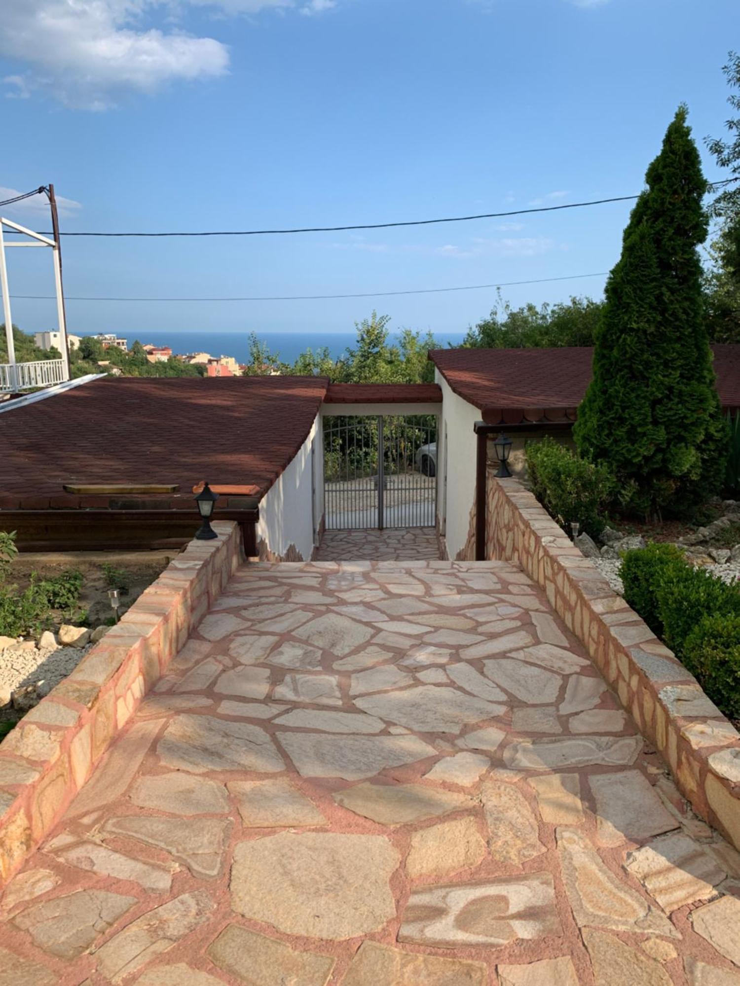 Sunray Guest House, Private Rooms & Apartment With Lovely Sea View Varna Exteriör bild