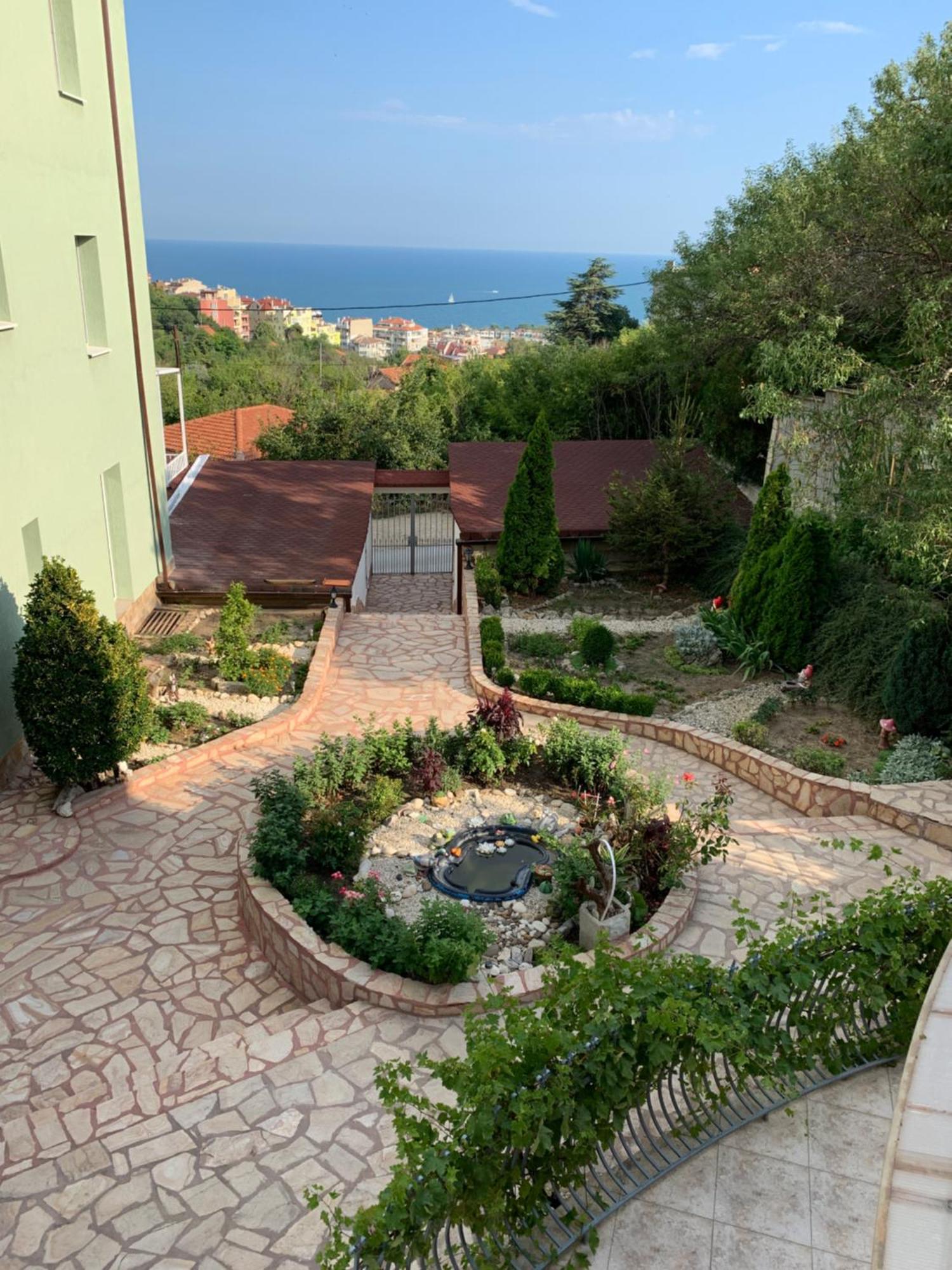 Sunray Guest House, Private Rooms & Apartment With Lovely Sea View Varna Exteriör bild