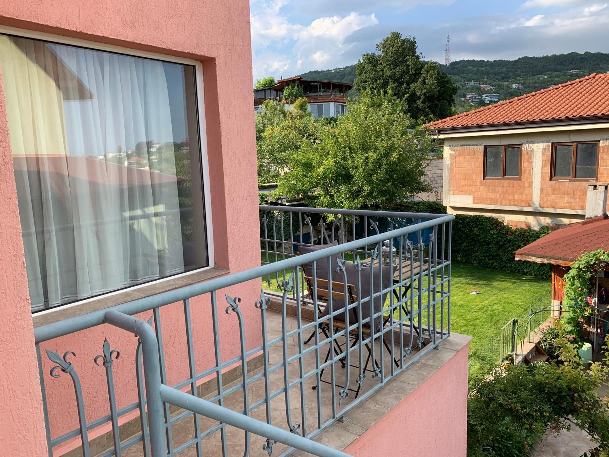 Sunray Guest House, Private Rooms & Apartment With Lovely Sea View Varna Exteriör bild