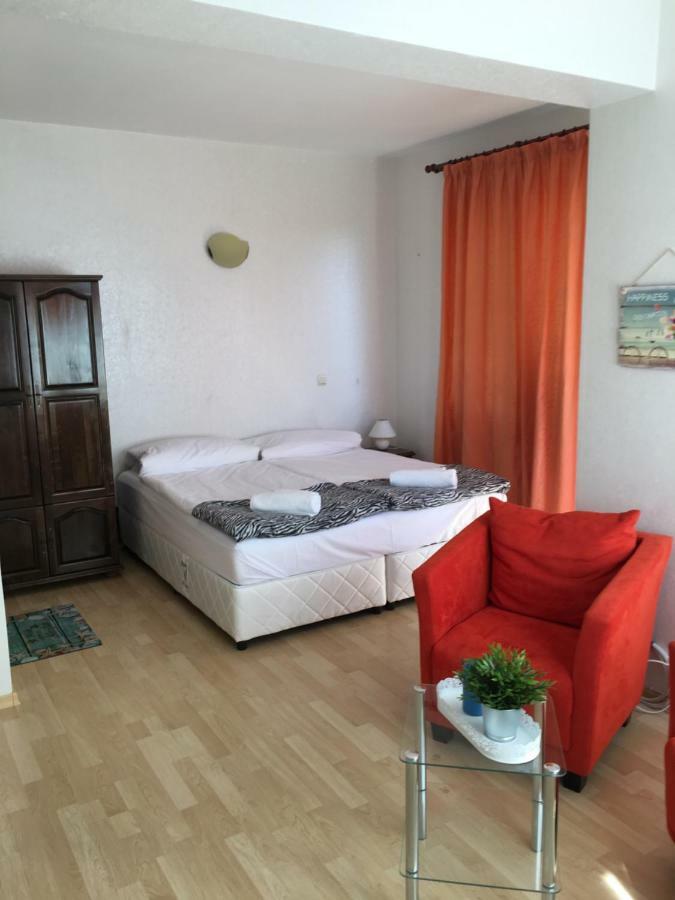 Sunray Guest House, Private Rooms & Apartment With Lovely Sea View Varna Exteriör bild