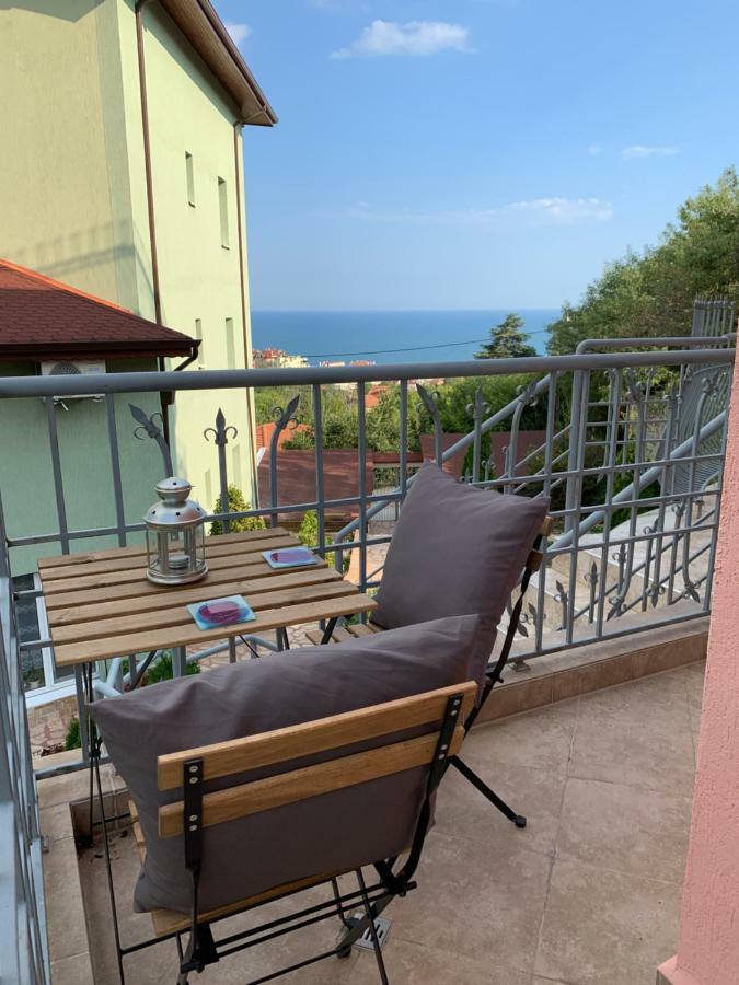 Sunray Guest House, Private Rooms & Apartment With Lovely Sea View Varna Exteriör bild