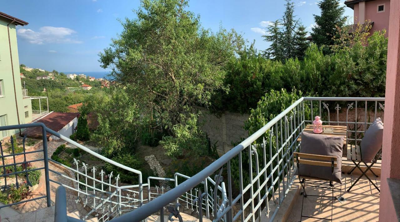 Sunray Guest House, Private Rooms & Apartment With Lovely Sea View Varna Exteriör bild