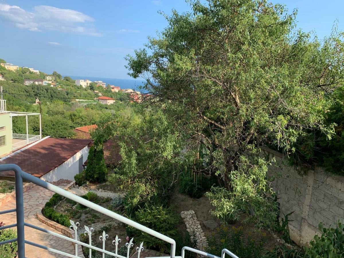Sunray Guest House, Private Rooms & Apartment With Lovely Sea View Varna Exteriör bild