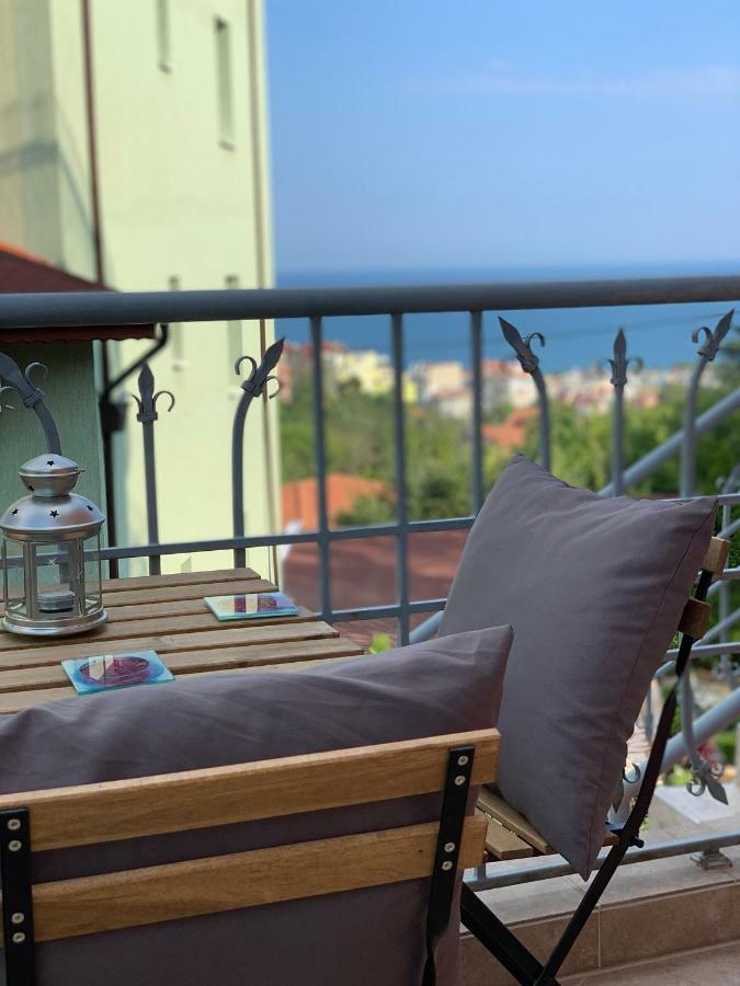 Sunray Guest House, Private Rooms & Apartment With Lovely Sea View Varna Exteriör bild
