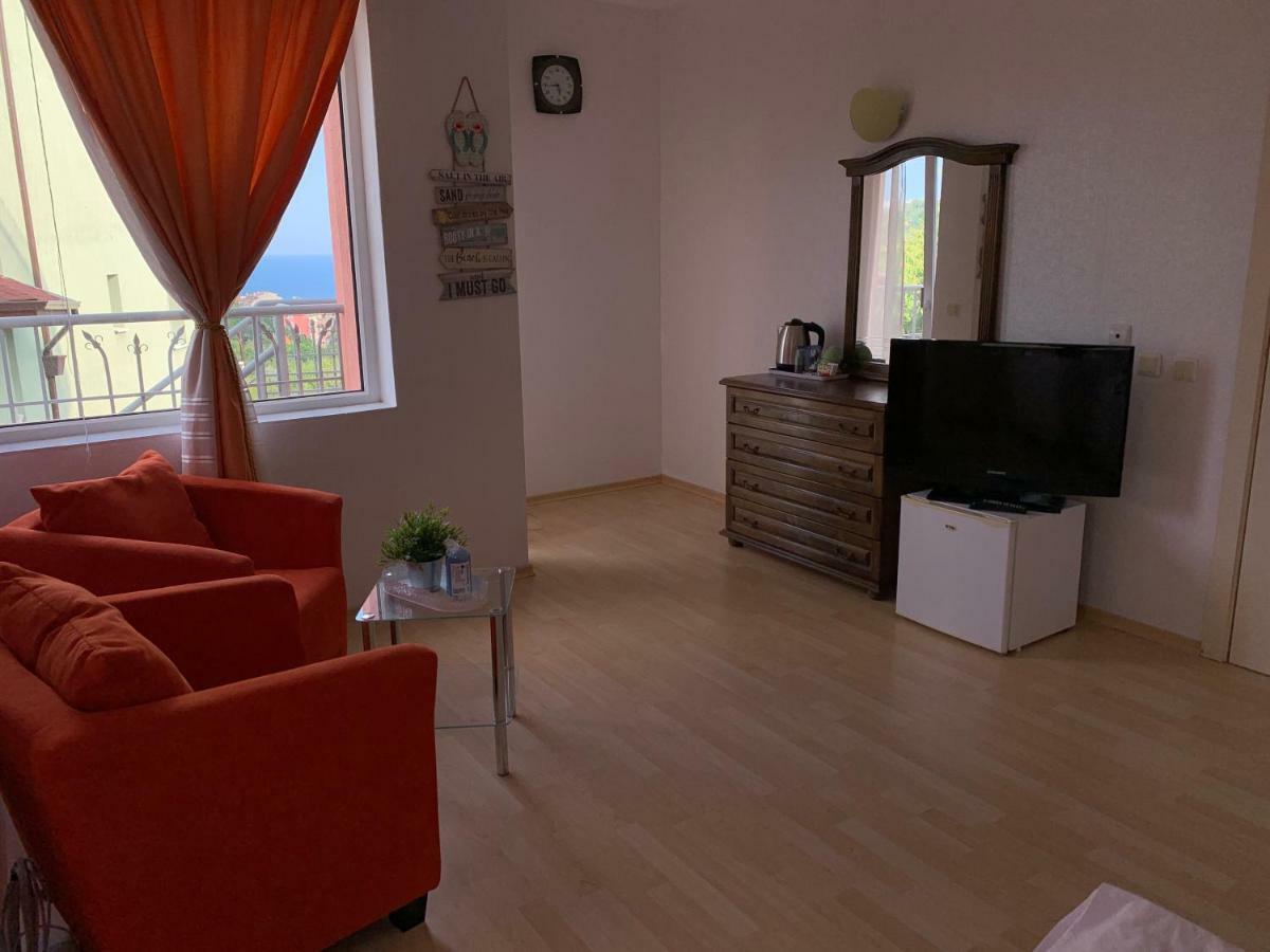 Sunray Guest House, Private Rooms & Apartment With Lovely Sea View Varna Exteriör bild