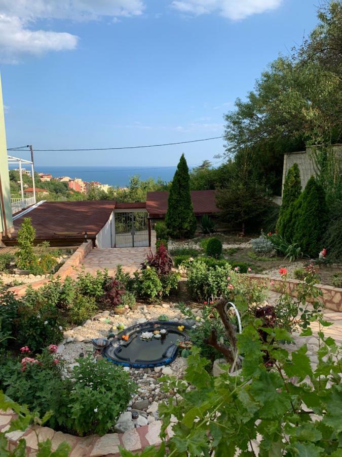 Sunray Guest House, Private Rooms & Apartment With Lovely Sea View Varna Exteriör bild