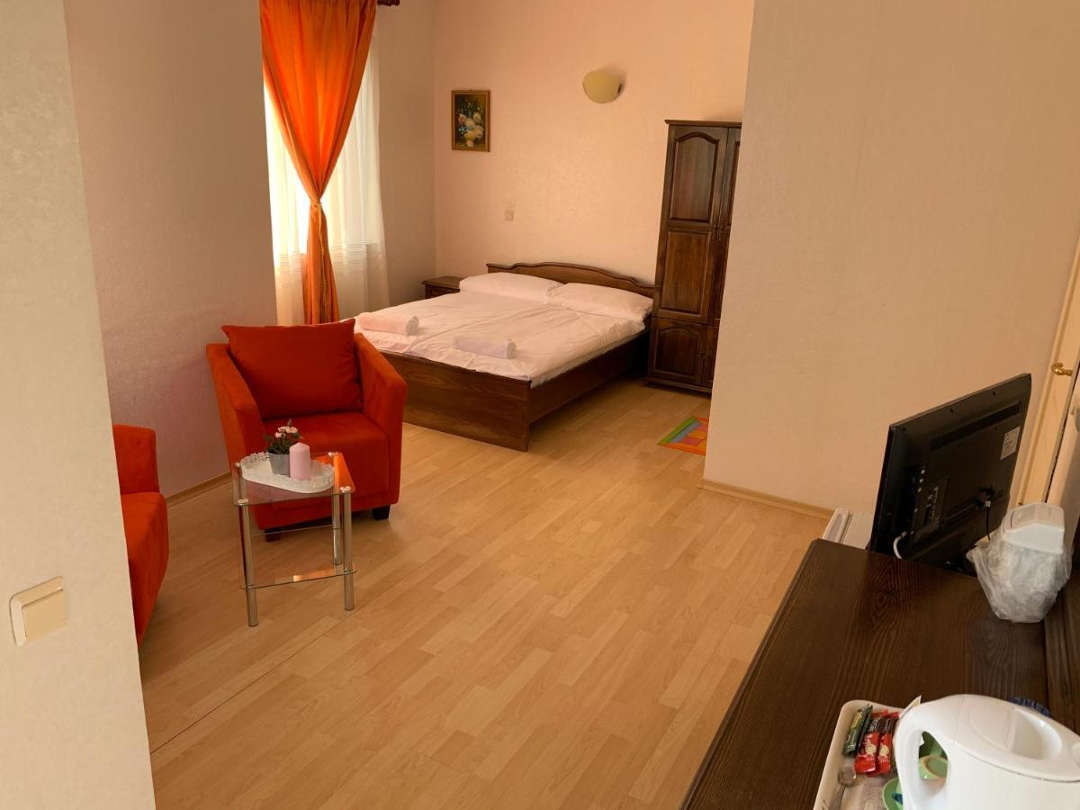 Sunray Guest House, Private Rooms & Apartment With Lovely Sea View Varna Exteriör bild